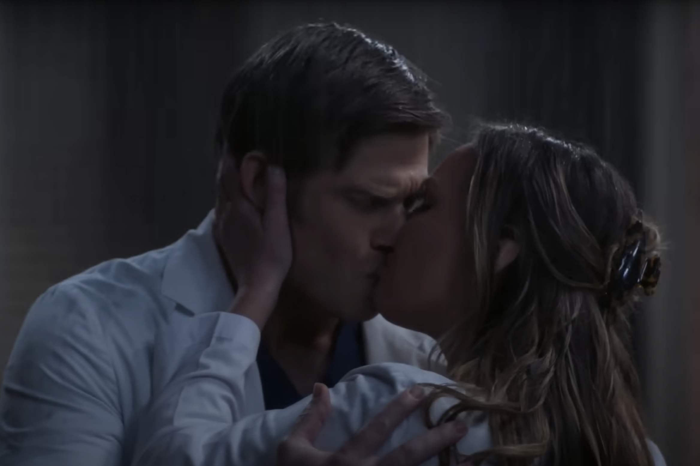 Link and Jo kiss in the rain after saying they love each other on Grey This Detail About Jo and Link is a Problem on ‘Grey’s Anatomy’ Link and Jo kiss in the rain after saying they love each other on Grey's anatomy Season 19 Episode 20's anatomy Season 19 Episode 20